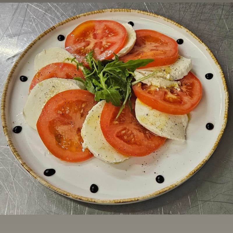 Insalata Caprese mit Tomaten, Mozzarella und Rucola