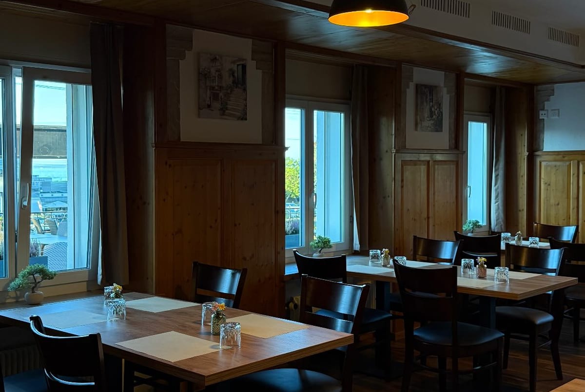 Gaststube des Restaurant Teranda mit Holztischen